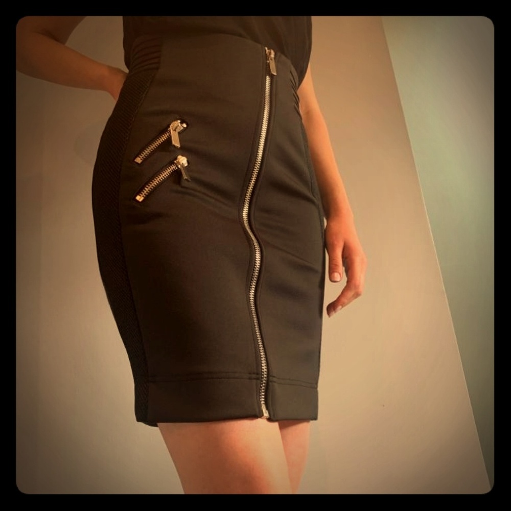 Black highwaisted skinny fit zipper shirt.